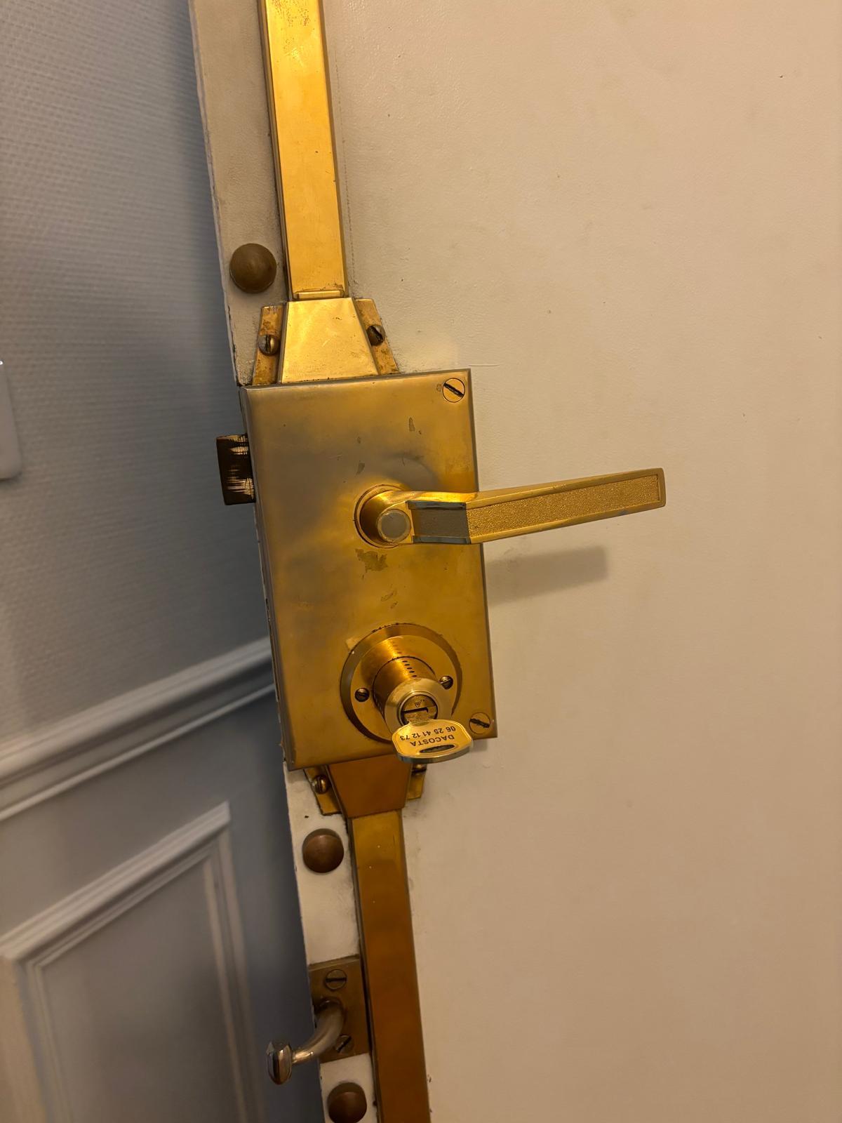 Porte d'entrée blanche – changement de serrure par Bouillard