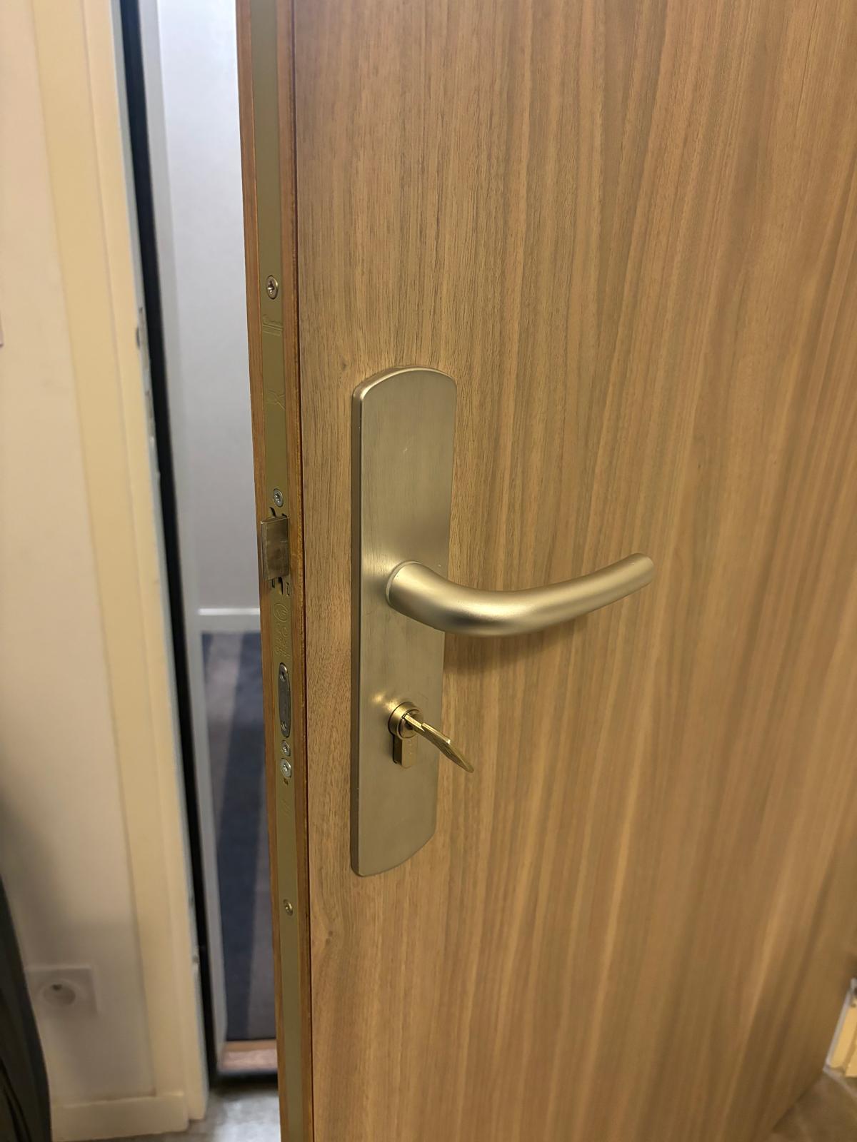 Porte blindée en bois – pose de serrure encastrée