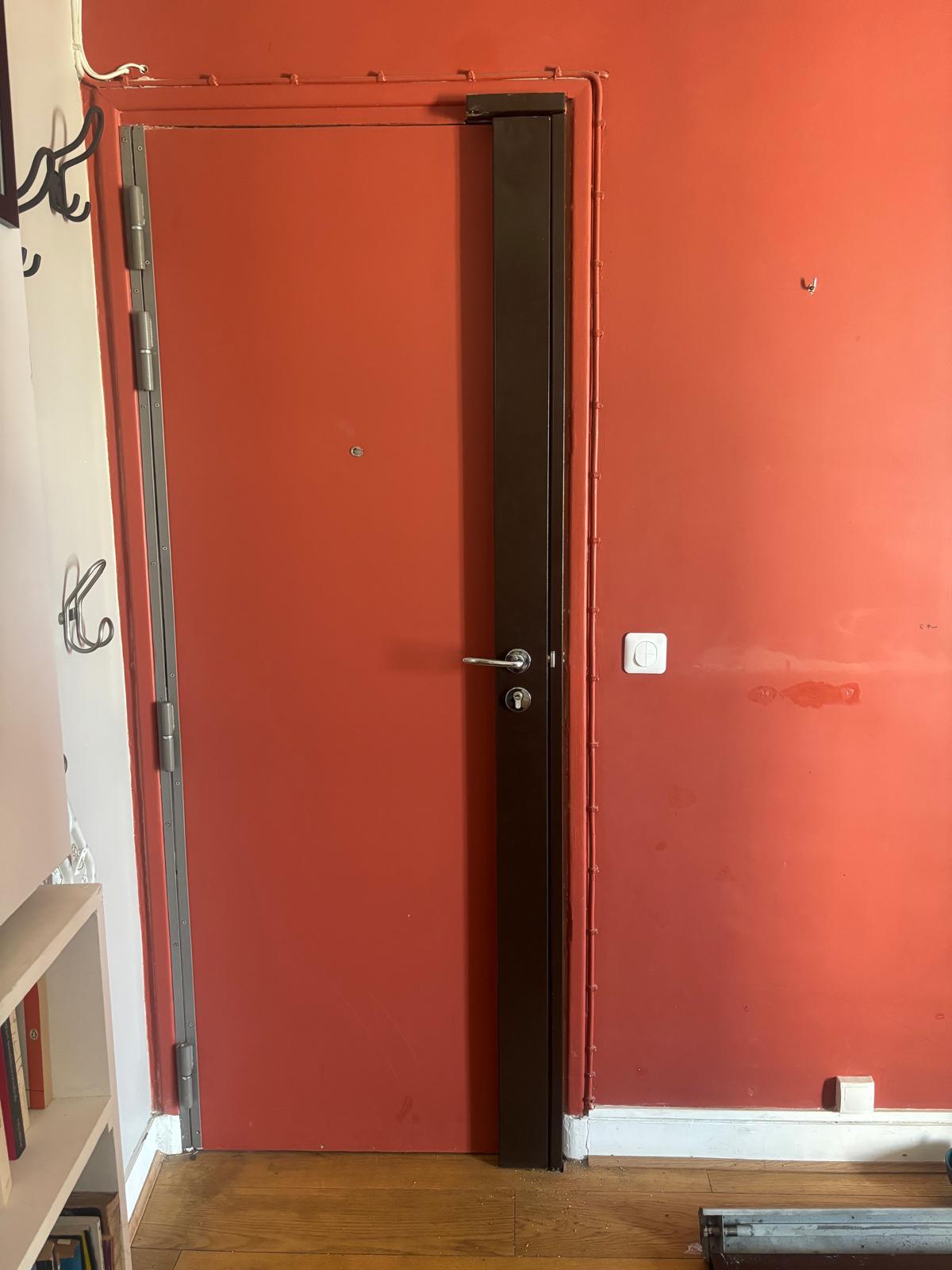 Porte rouge blindée avec armature – renfort de porte