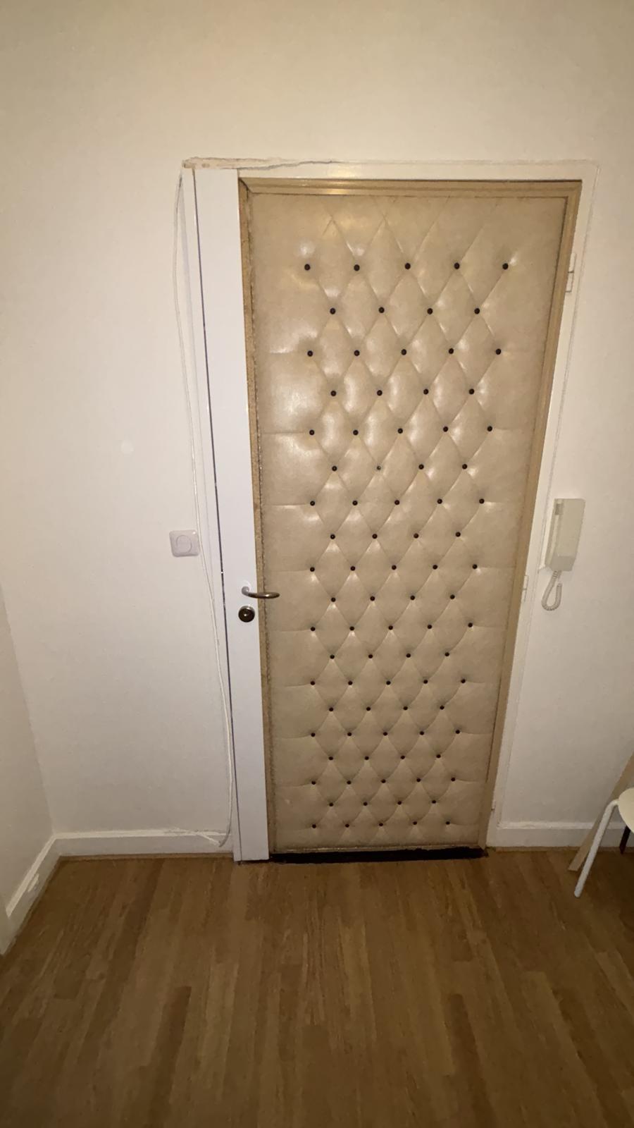 Pose de porte blindée noire – intervention en cours