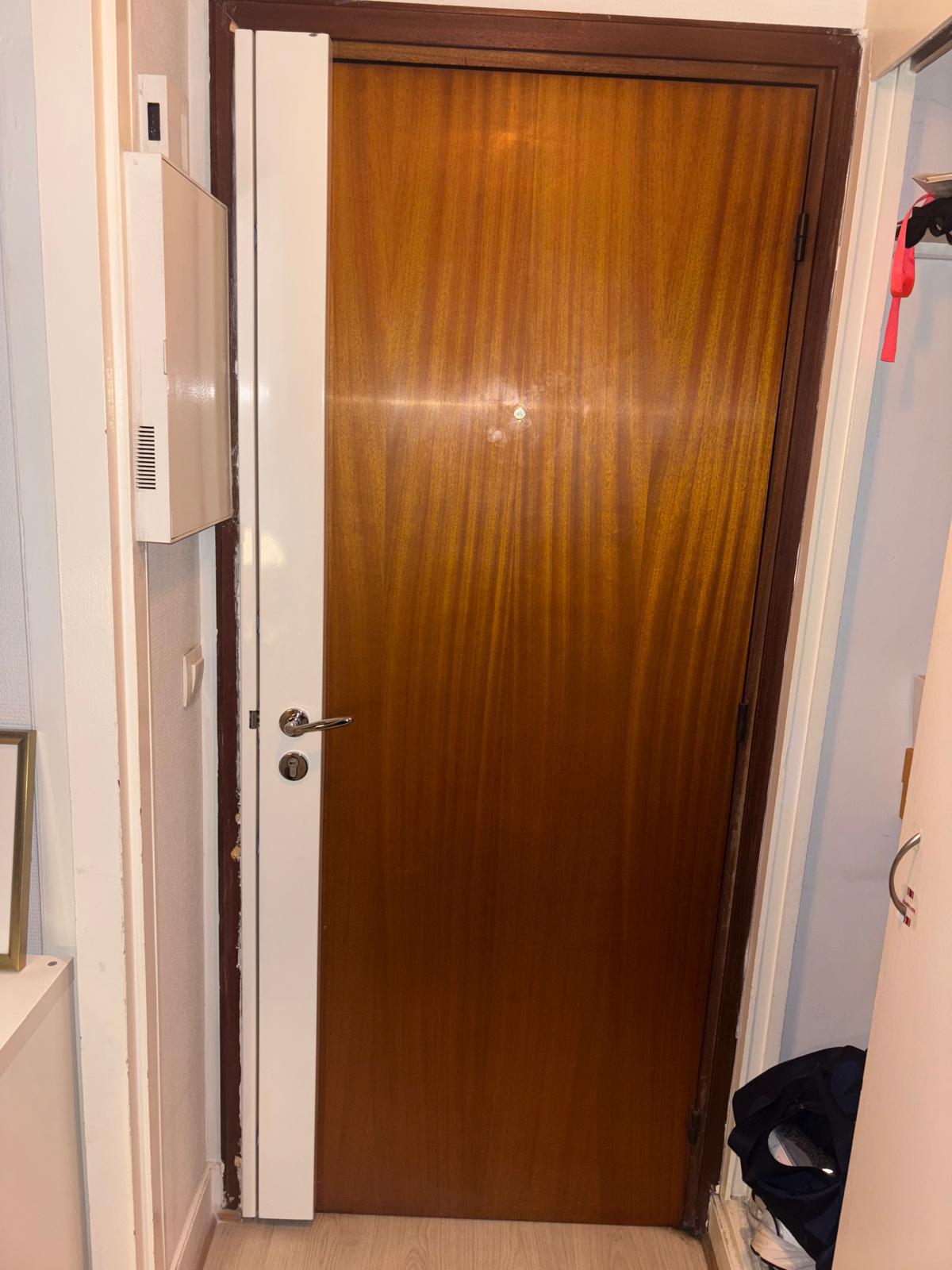 Serrure en laiton sur porte en bois – installation